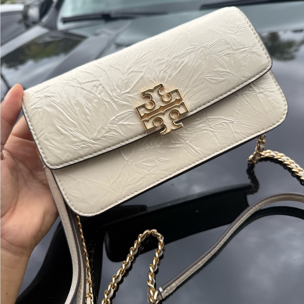 New tory burch BRITTEN PATENT CHARMS CHAIN WALLET W. WRISTLETin light cream